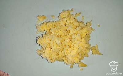 Вареную картошку очистите и натрите на крупной терке.