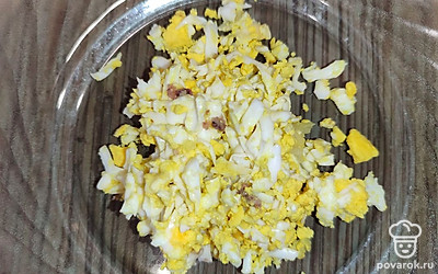 Вареное яйцо очистите от скорлупы. Натрите на крупной терке.