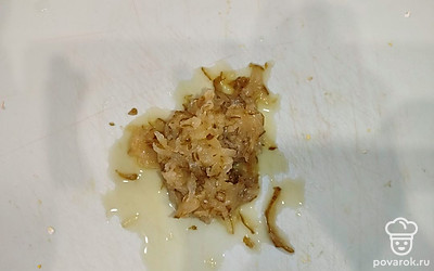 Соленый огурчик тоже измельчите на крупной терке.