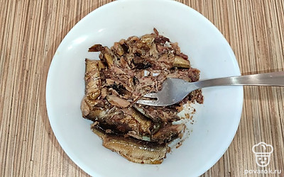 Выложите шпроты на тарелочку, разомните вилкой.