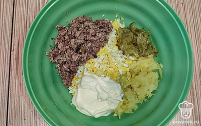 Соедините все ингредиенты в глубокой посуде. Добавьте майонез.