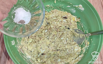 Посолите, поперчите, перемешайте.