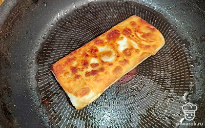 Заготовки обжарьте на сковороде, на растительном масле. Томите с двух сторон, до румяной корочки.