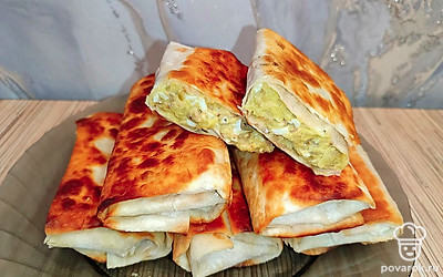 Обязательно подавайте конвертики свежими, красиво выложив на тарелочке.