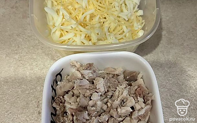 Отварить куриную грудку и мелко ее нарезать. Натереть сыр, я беру моцареллу специально для пиццы.