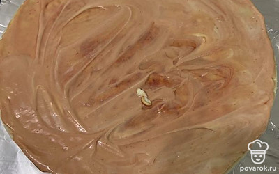 Основу для пиццы разморозить и смазать кетчупом и майонезов в равных количествах.