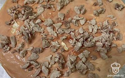 Раскладывать начинку слоями. 1 слой курица.