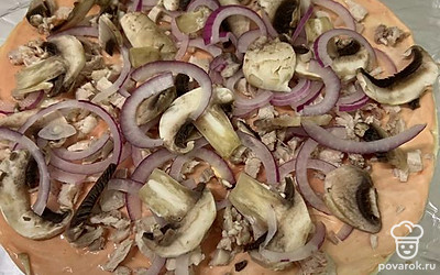 2 слой шампиньоны. 3 слой красный лук.