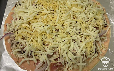 5 слой натертый сыр. Ставим пиццу в разогретую до 200 градусов духовку на 7-9 минут.