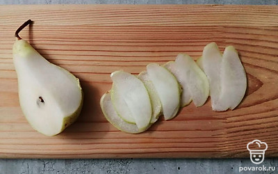 Грушу также овощечисткой нашинкуйте тонкими слайсами. 