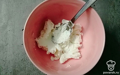 Сыр разомните до однородной консистенции. 