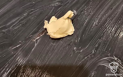 Кусочком сливочного масла смазываем противень.