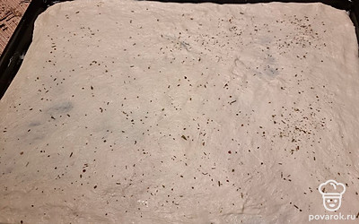 Посыпаем тесто специями. 