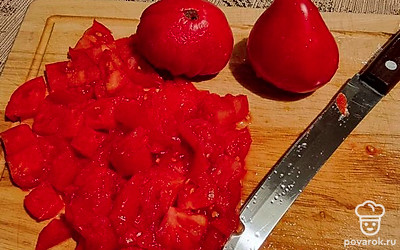 Моем и нарезаем кубиками помидоры. У меня маленькие, поэтому беру 5 штук.