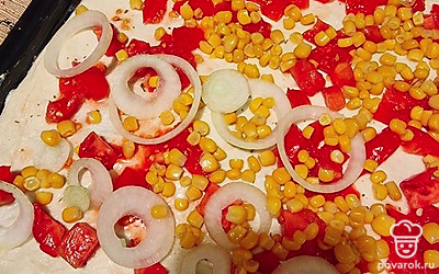 Раскладываем помидоры и лук. Можно добавить все, что любите (куриную грудку, карбонад, колбасы, болгарский перец и другие ингредиенты). Отправляем в духовку на 10-15 минут.