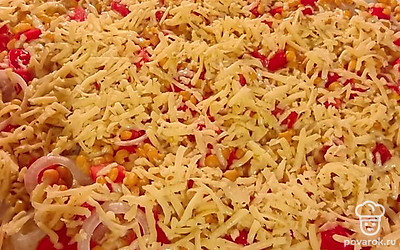 Натираем сыр, посыпаем им полуготовую пиццу. Через 10-15 минут пицца будет готова.