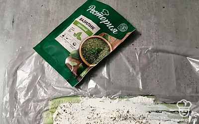 Сверху посыпьте все сушеным базиликом, примерно половину чайной ложки. 