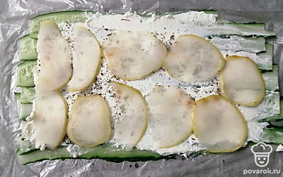 На сыр выложите нарезанную грушу. 