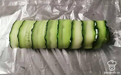 Сверните огурцы плотным рулетом. 