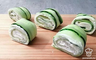 Разрежьте на порционные кусочки толщиной 2-2,5 сантиметра. 