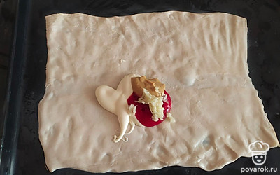 Достаем слоёное тесто (предварительно разморозить). Противень, смазываем растительным маслом (это важно, чтобы не прилипло). Там же руками его немножко разминаем. Сверху я добавила ложку майонеза, кетчупа, горчицы и натёртый зубчик чеснока (с ним вкуснее). Размазываем все ложкой по тесту.