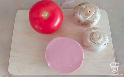 Берём все ингредиенты. Грибы хорошенько моем.