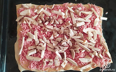 Грибы режем хаотично, не мелко и не крупно. Кладём на колбасу. 