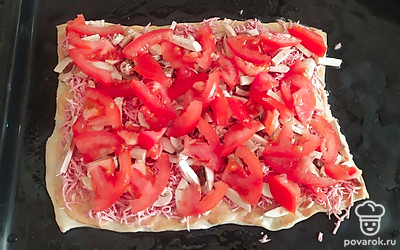 Помидоры режем четвертинками и солим их(т.к. грибы мы не солили, чтобы не было пресно, рекомендую посолить). Затем отправляем нашу пиццу в духовку на 20 минут при 200 градусах. 