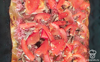 Пицца готова. Вкусно кушать, запивая чаем или кофе. Можно посыпать зеленью, сыром. Приятного аппетита, господа!