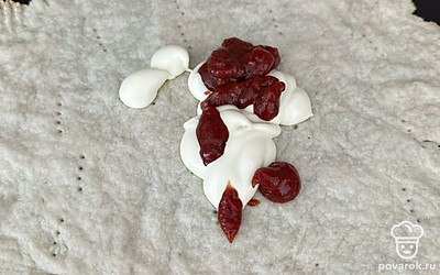 На основу добавить майонез и кетчуп, распределить.