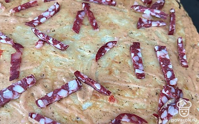 Нарезать колбасу и равномерно разложить.