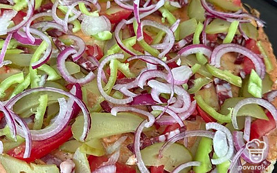 Добавить болгарский перец и лук.