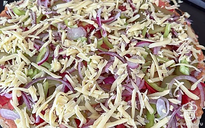 Немного посолить и выложить сыр. Выпекать в духовке 25 минут при 170 градусах.