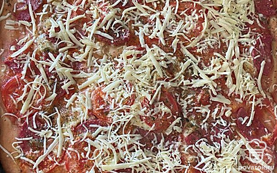 Мягкая и вкусная пицца с колбасой халяль — Рецепт с фото