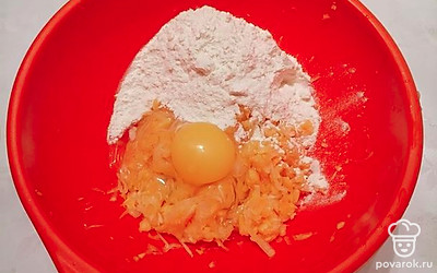 Натереть кабачок на крупной тёрке, посолить, отжать сок. Добавить яйцо, муку и перемешать.