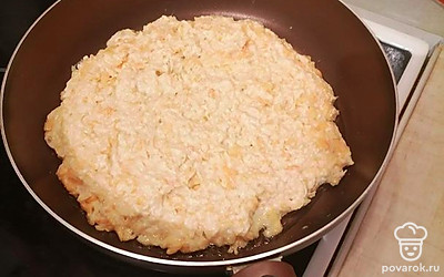 Выложить полученную массу на сковородку, накрыть крышкой. Готовить на небольшом огне 15 минут.