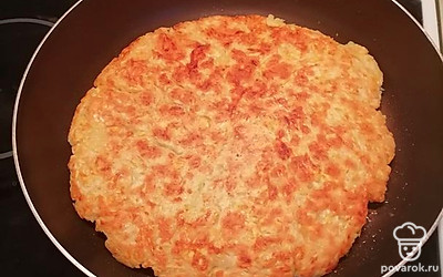 Перевернуть полученную лепёшку, добавить перец, помидоры, зелень и сыр. 