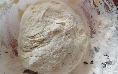 Для теста: всыпать муку в чашку, сделать углубление. В кружку налить теплую воду, добавить туда соль, сахар и растительное масло. Вылить смесь в ямку в муке, добавить сухие дрожжи, тщательно перемешать и замесить тесто сначала в чашке, затем на столе до эластичности. Положить тесто в чистую сухую миску и накрыть полотенцем для поднятия.