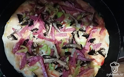 Поднявшееся тесто раскатать по диаметру формы для выпекания, смазать кетчупом и майонезом, выложить начинку, сверху начинки выложить помидор. Поставить запекаться в разогретую духовку примерно на 40 минут, готовность проверять зубочисткой.