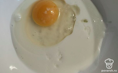 Кефир, яйцо, масло, соду и муку смешать. Замесить тесто, дать отдохнуть.