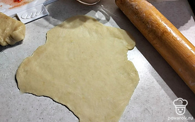Разделить тесто на части и сформировать прямоугольник.
