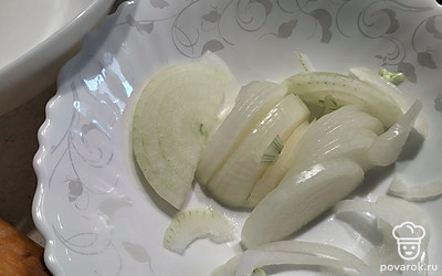 Лук почистить и нарезать полукольцами.