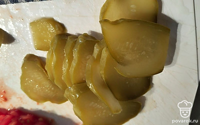 Огурец нашинковать колечками.