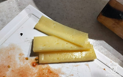 Сыр нарезать небольшими прямоугольниками.