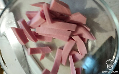 Колбасу нашинковать брусочками. 