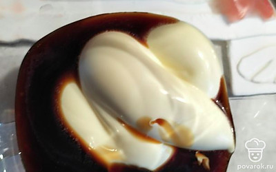 Смешать майонез, кетчуп и соевый соус. Смазать тесто соусом. Выложить сыр, колбасу. Сверху распределить огурцы, помидоры и лук.