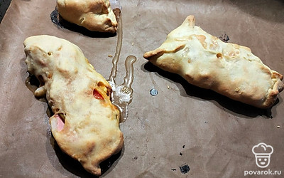 Собрать края теста и сформировать что-то похожее на пирожок. Выложить на противень и отправить в духовку на 7минут при 180 градусах. Дать пицце остыть пару минут. Можно подавать.