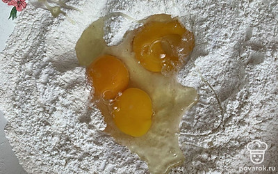 Для теста смешайте муку и яйца.