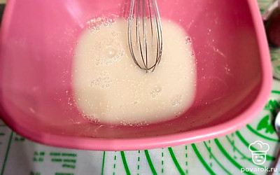 В воду добавляем дрожжи и смешиваем.