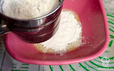 Добавляем муку, соль и сахар 1 чайную ложку.
